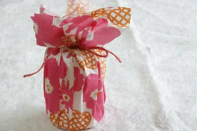 ペットボトルを紙ナプキンで包む