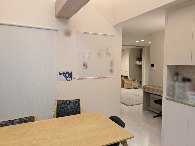 キッチンから、リビングを見る