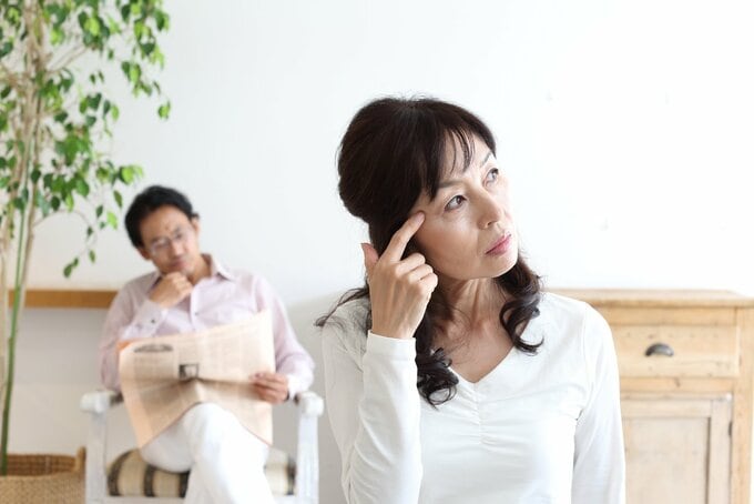 悩む女性