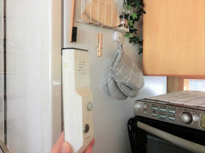 ダイニングスペースの照明のリモコンもマグネット収納