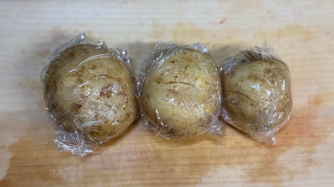 ラップで包んだじゃがいも