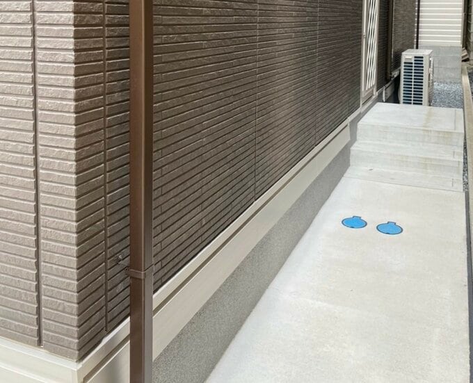 勝手口へ通じるコンクリートの通路