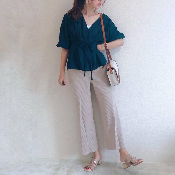 ブラウスと合わせれば大人カジュアルに