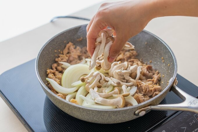 キノコとタマネギを炒める