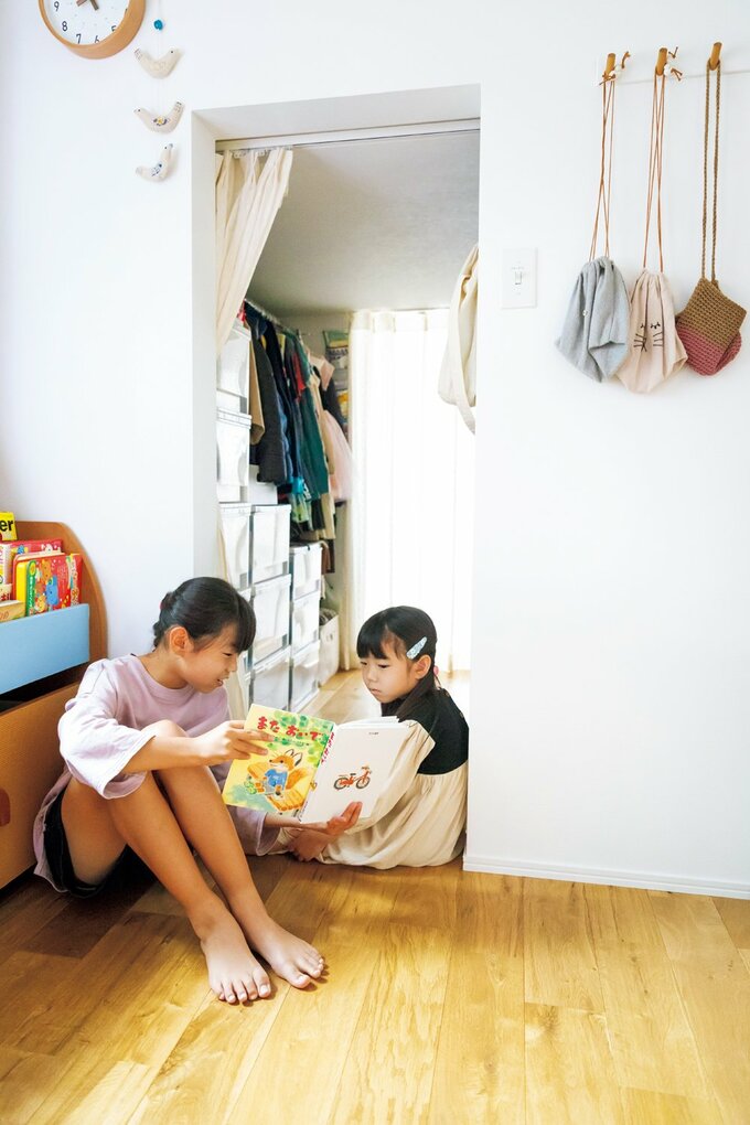 床材やダイニングテーブルなどに、無垢材を採用