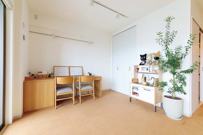 造作したデスクのあるリビング