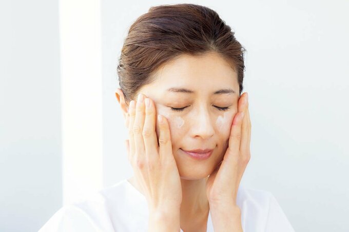 両手でメイクをオフ