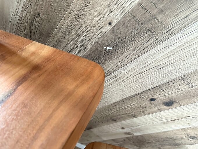 一部がはがれてしまったキッチン腰壁の壁紙