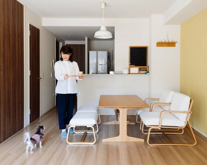 リビングに女性と犬