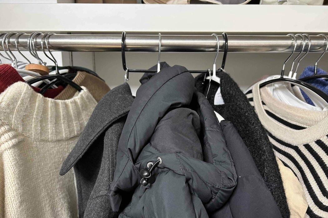 セリアで買える「本当に使える110円グッズ」3つ。クローゼットの収納量が2倍に増えるハンガーも