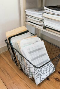資料や学校のプリントはカゴにざっくりと