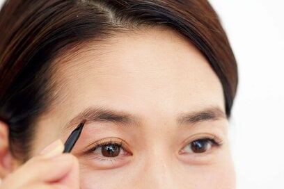 40代のメイクに990円ティントリップを1本。「白・黒・赤」でメリハリをつける