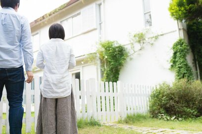 敷地境界で仁王立ち、物干しざおを落とされた…。主婦が遭遇したご近所トラブル