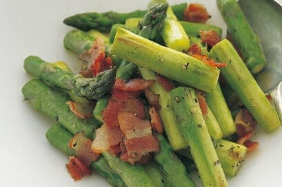 ひと工夫でさらにおいしい「アスパラのベーコン炒め」。食卓華やぐ時短おかず／大庭英子さんレシピ
