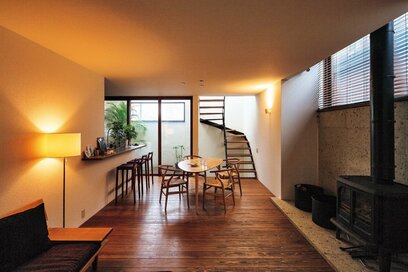 【注文住宅事例】杉の床、薪ストーブがもたらす落ち着いた空間のある家