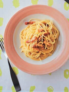 カルボナーラがクリーミーに仕上がるコツ。卵は常温に戻してから