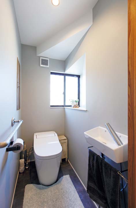パイプで作ったトイレの手摺