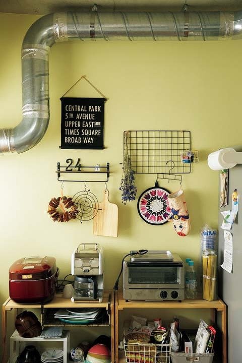 キッチンを明るく見せるレモンイエローの壁紙