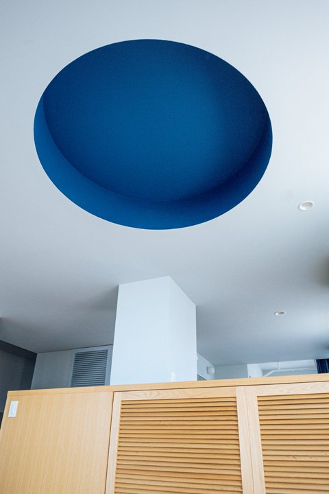 小上がりの天井にはアクセントとしてブルーの円をデザイン