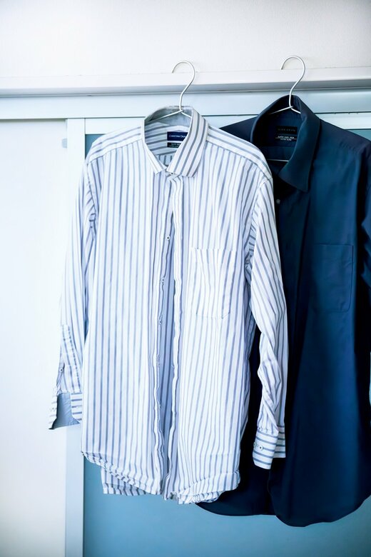 ハンガーにかけて干したワイシャツ
