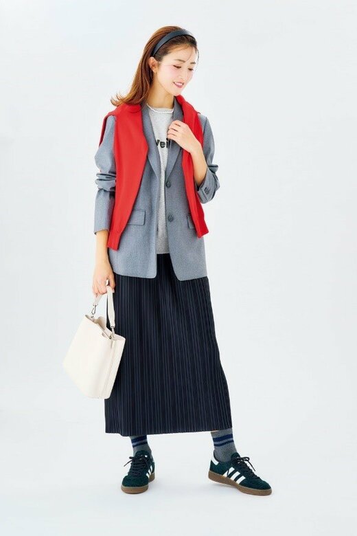 黒スニーカーとグレーソックスのコーディネート