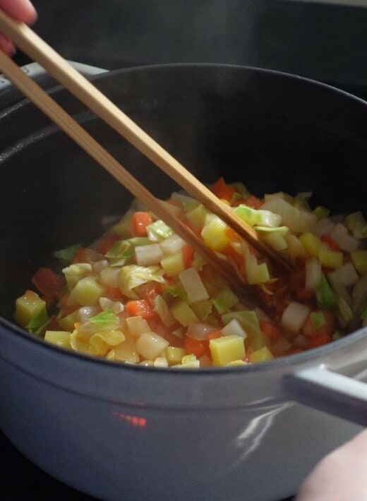 鍋に火をかけ、野菜からしっかり水分が出てくるまで炒める。