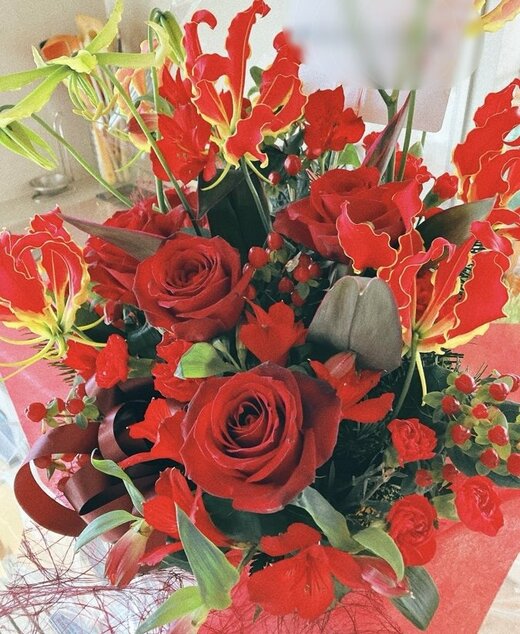 写真：赤【赤は個人的に強さを感じる色。身近にあると刺激を受けて、やる気が出る私。あえて赤を身につけたり、そばに置いたりすることがあります】