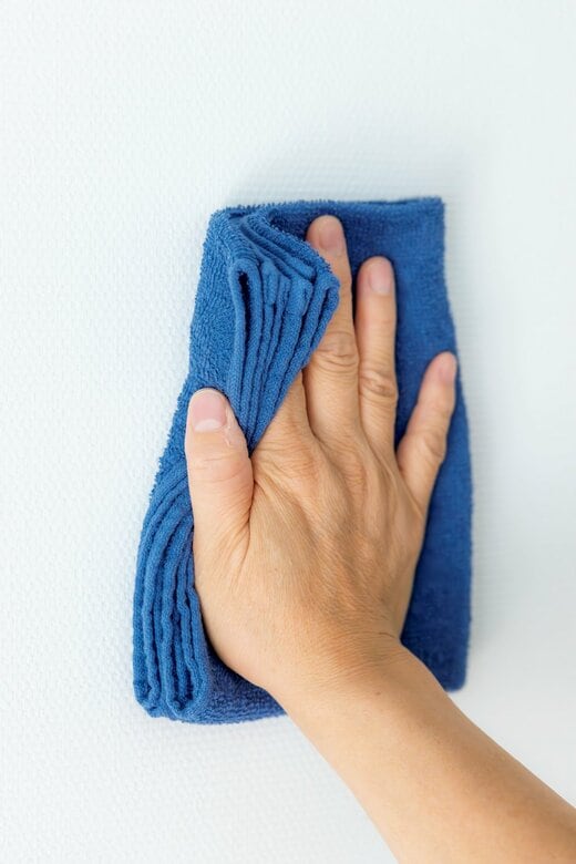 タオルを持つ手