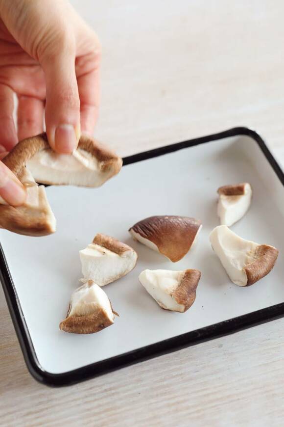 シイタケをちぎる様子