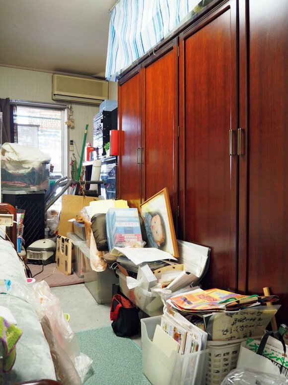 荷物の多い寝室