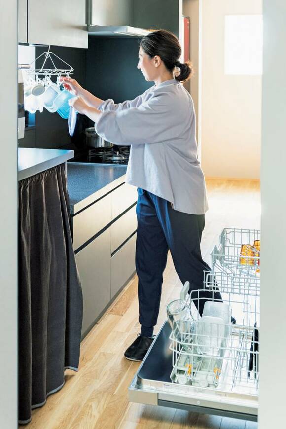 食洗機のそばにピンチハンガーを下げている様子