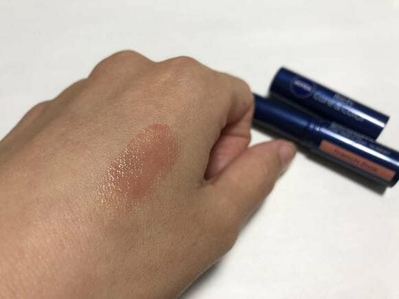 手にリップを伸ばす