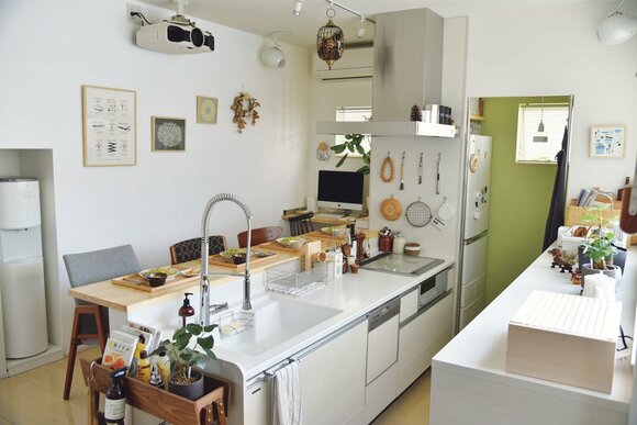 キッチンと向かい合わせのダイニングカウンター