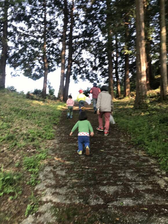 子ども達と歩く様子