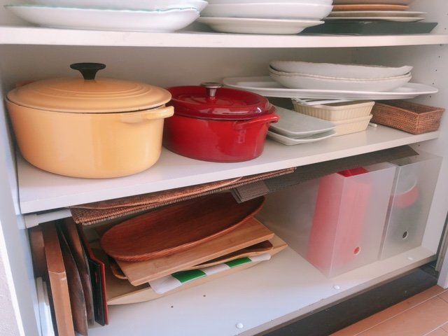 棚に鍋など