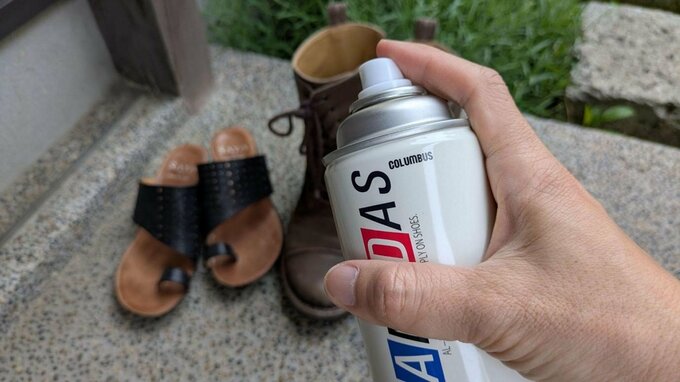 革靴や革のサンダルにスプレー