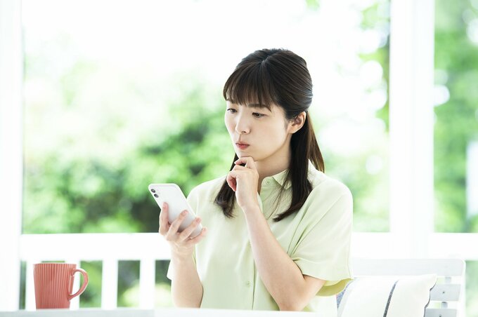スマホを見る女性