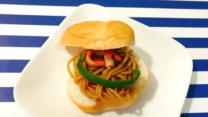 ディナーロールに焼きそば