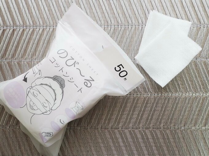 「伸縮コットンシート」(110円)、入数:50枚、材質:レーヨン、サイズ(約):縦9.8×横12.5cm