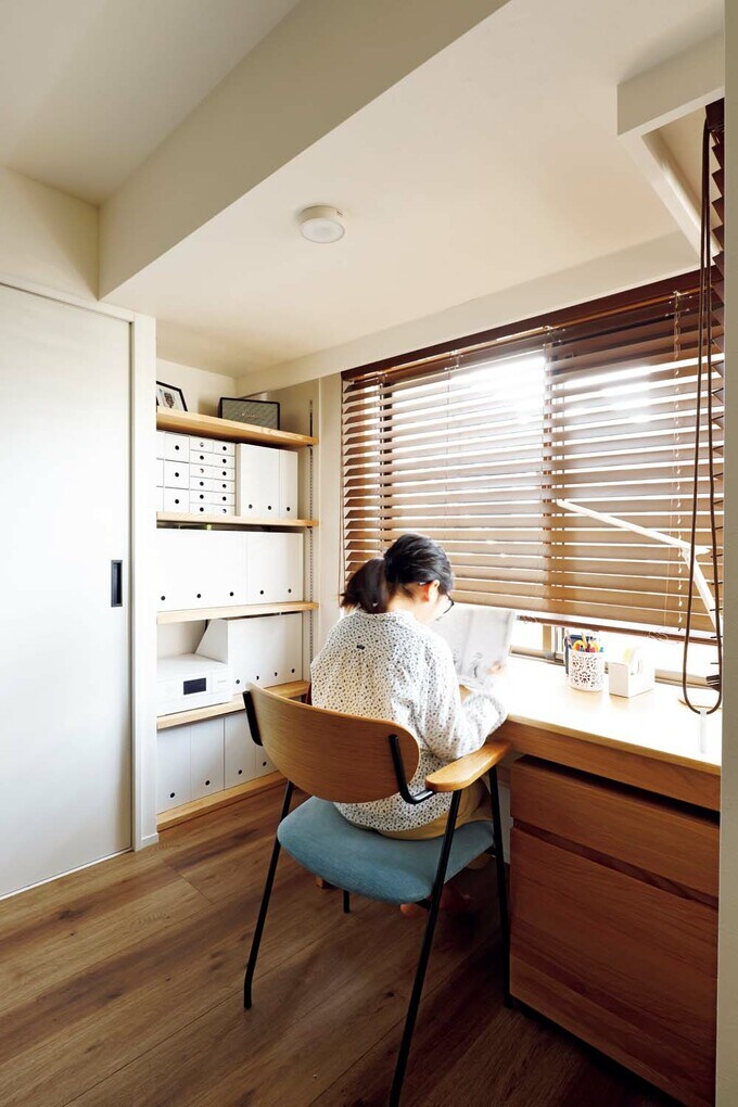 出窓のあるスペースをうまく生かしてデスクを配置