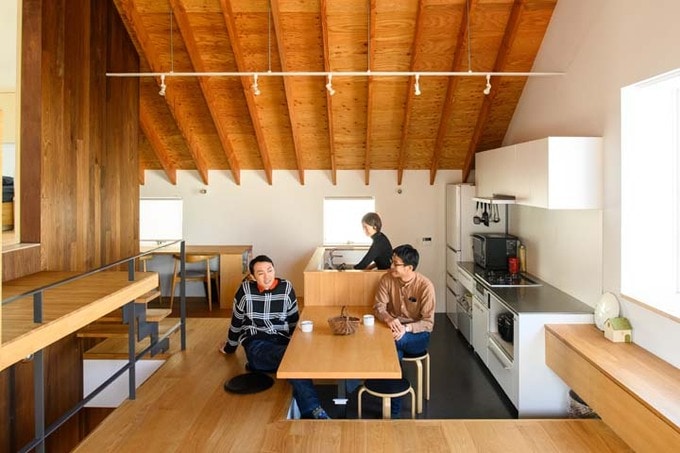 掘りごたつのようなダイニングテーブル