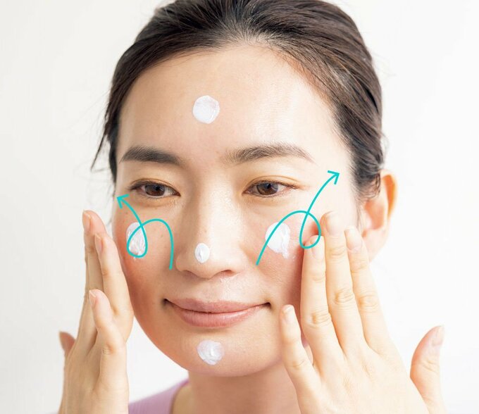 日やけ止めを塗る女性