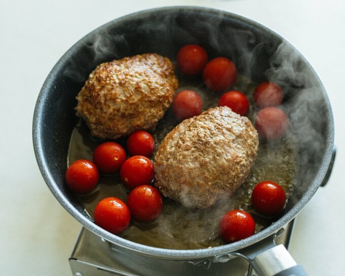 フライパンにトマトを入れる