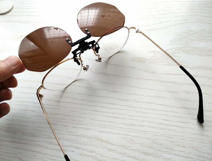 クリップ式サングラス。普段の老眼鏡にセットするだけでまぶしさカット