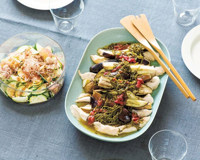 蒸し鶏とナスの梅メカブソースとミョウガとズッキーニのおかかじょうゆあえ