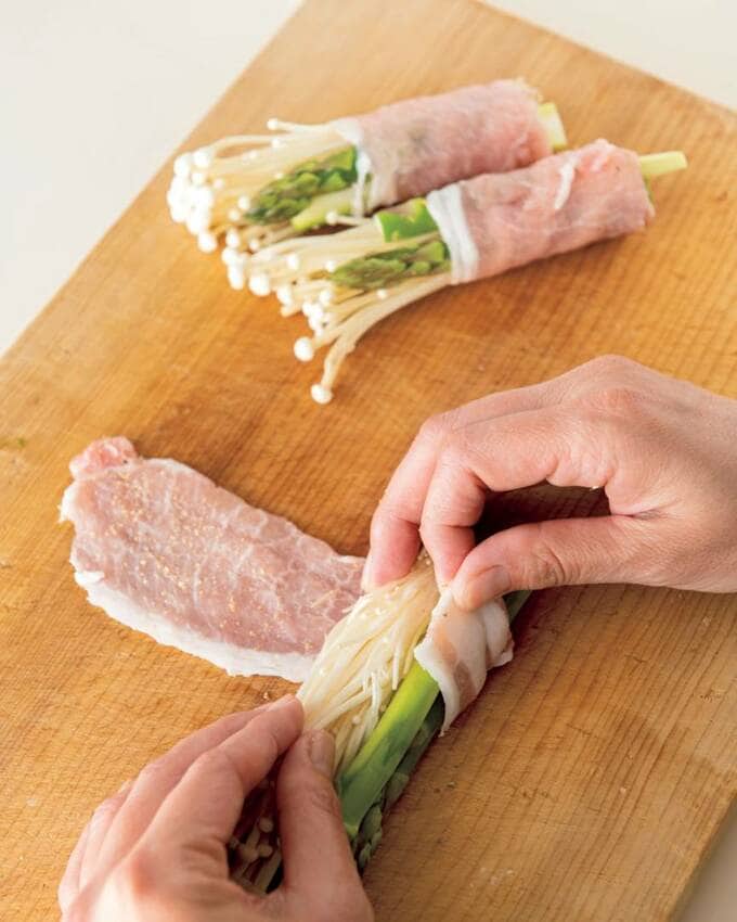 アスパラエノキを豚肉でまく