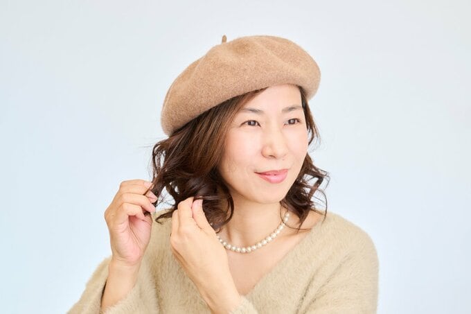 毛先をほぐす女性