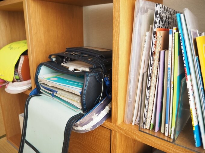スタッキングシェルフに収納されているランドセルと教材