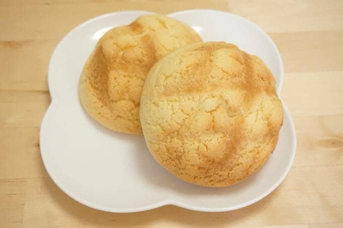 お皿にメロンパン