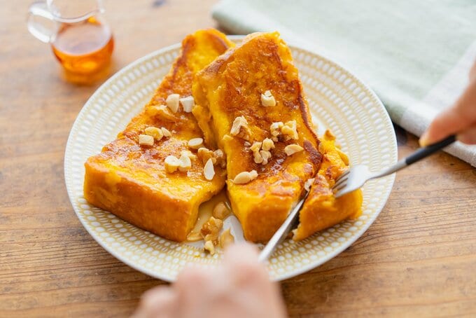 フレンチトーストを切る
